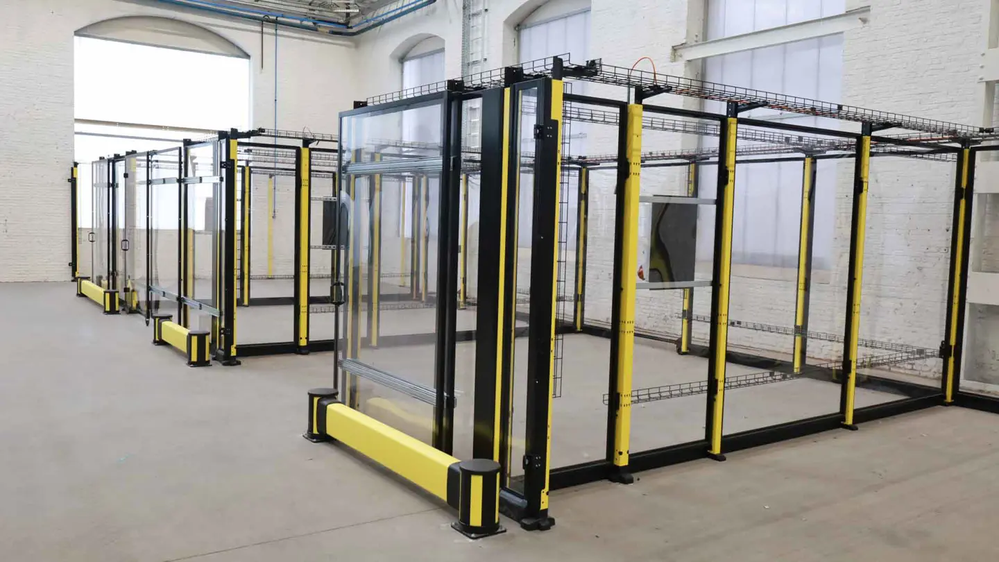 Stötskydd framför maskinskydd i plast i en industriell miljö