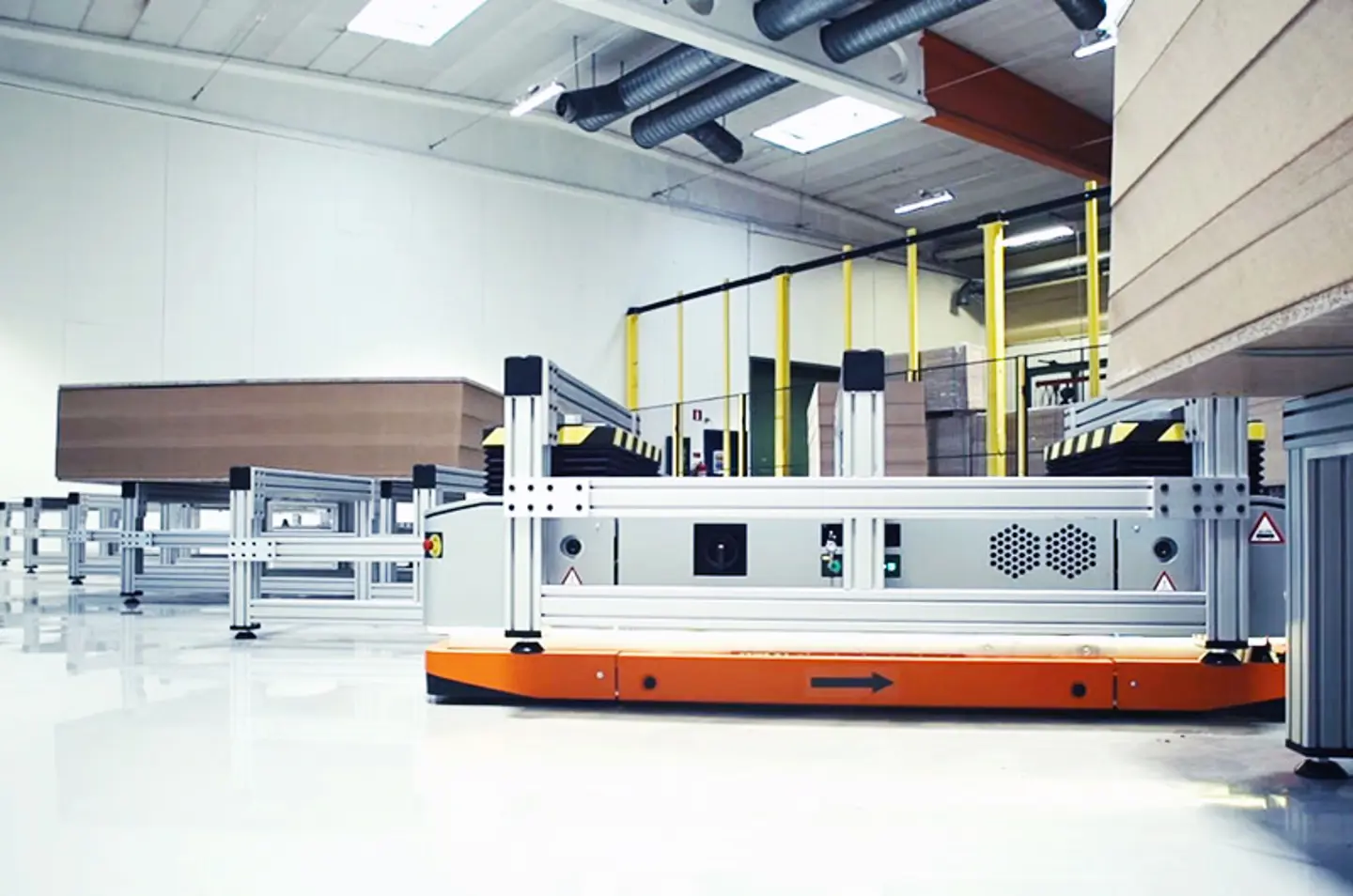 Autonom mobil robot (AMR) som transporterar material med säkerhetsstaket längs sidorna