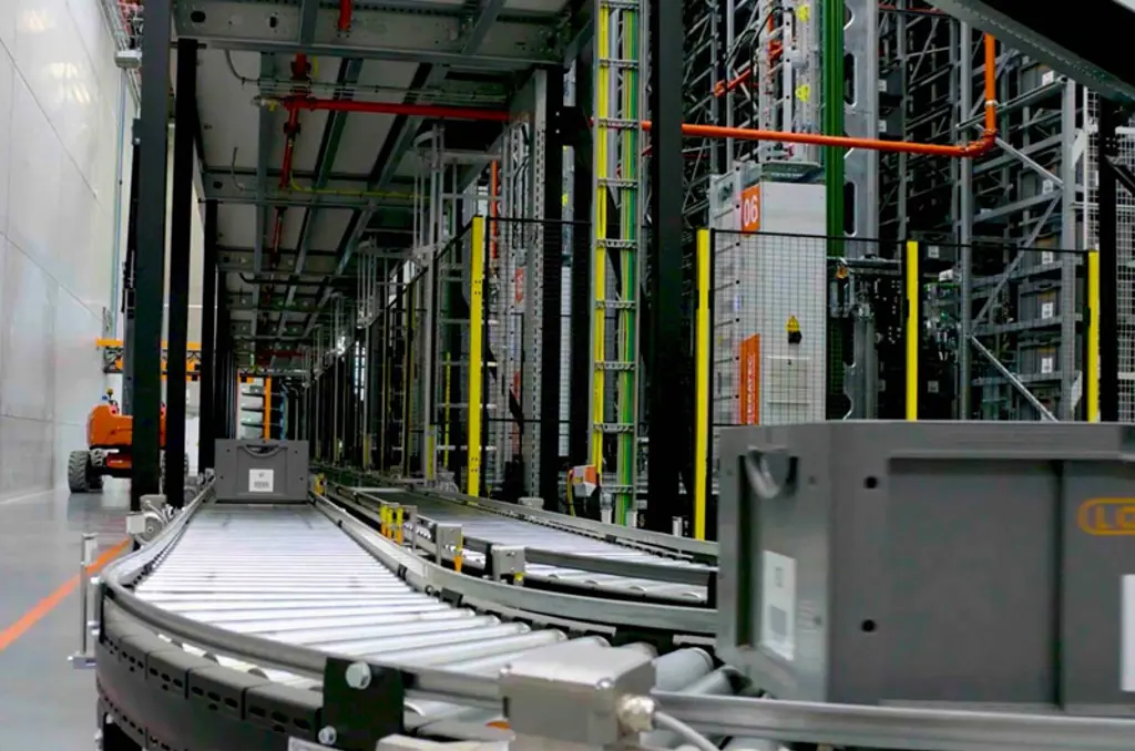 Automatiserad sorteringsutrustning för lager med transportband och säkerhetsstängsel för säker och effektiv materialhantering