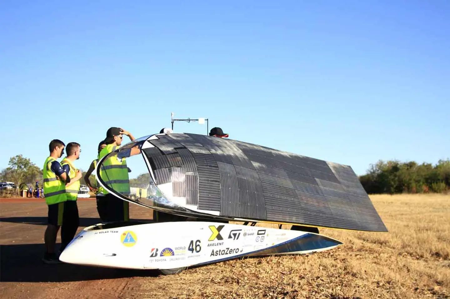 Solbilen Nova Lumia vid sidan av en väg med taket öppet