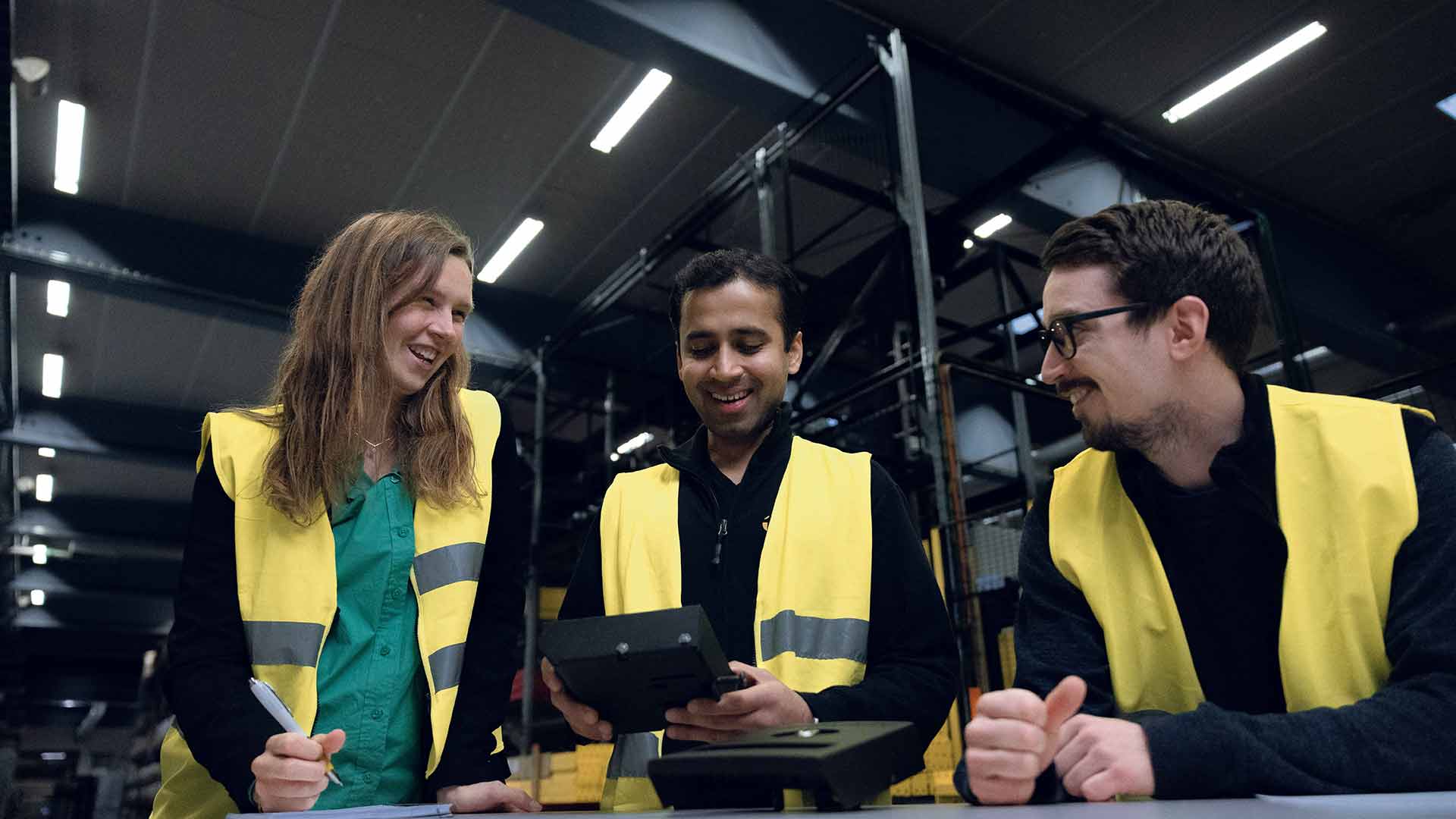 Tre personer pratar om ett handtag för dörrar