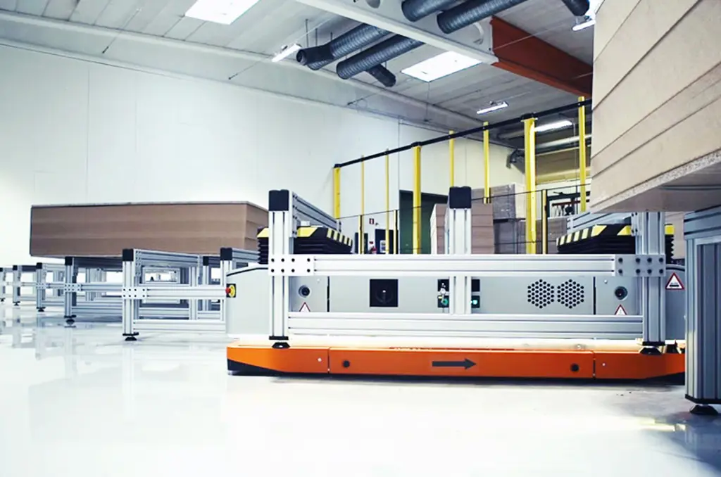 Autonom mobil robot (AMR) transporterar varor genom ett industriellt lager