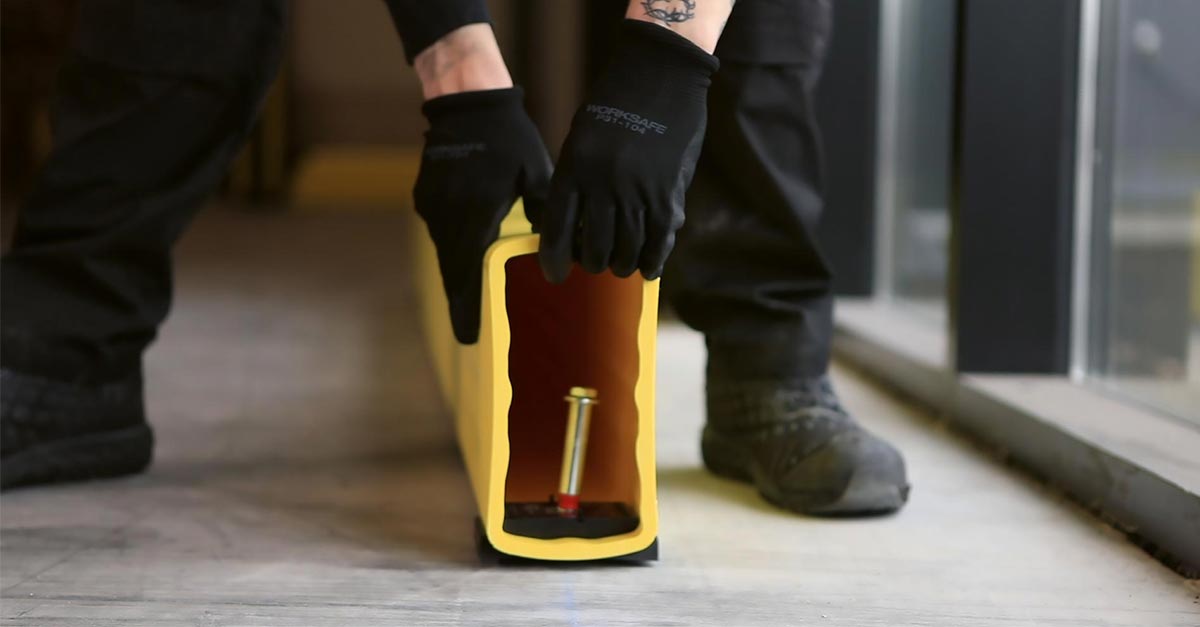 Fristående golvbarriär